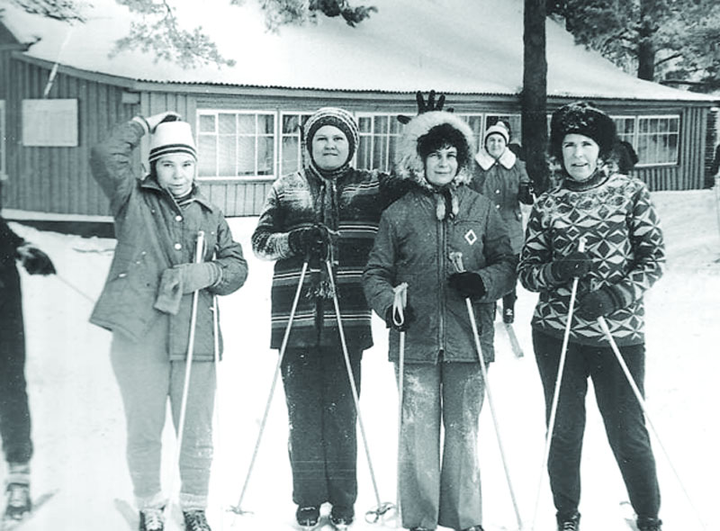 Лыжницы СКБ Слева мастер спорта по лыжам Баткова 