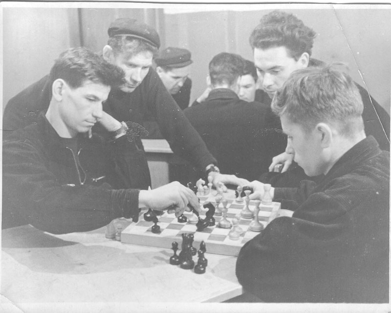 1963 г первенство цеха №8 по шахматам Набоков слева Великопольский справа второй