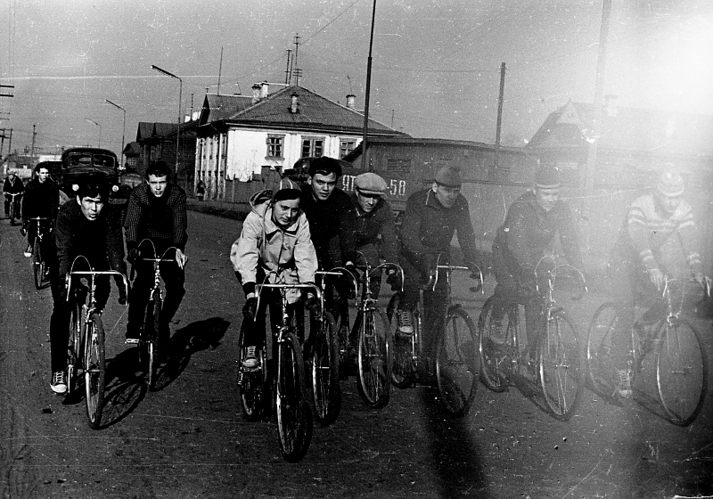 Заводские велосипедисты на ул Щорса