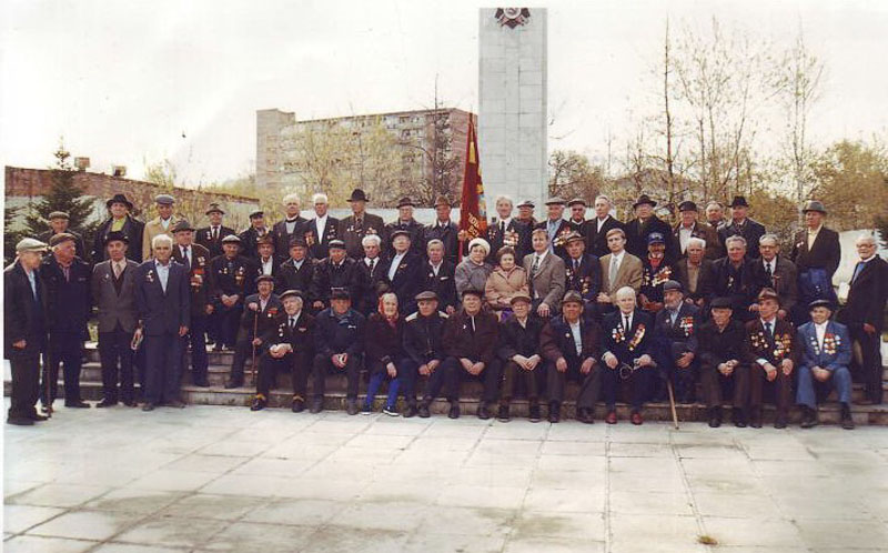  Фронтовики у Мемориала примерно 2004 г