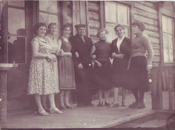 Щорса 2 дом молодых спецов и библиотека слева вторая Харьковская Мария в центре Верганов  примерно 1958 г в центре Верганов ГП
