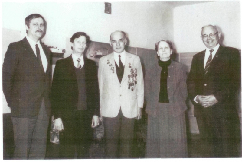 На фото слева направо-Мишакин В.А., Комаров И.Д., Курятников Н.Г., жена маршала Блюхера В.К. - Глафира Лукинична Блюхер, Потапов П.П.