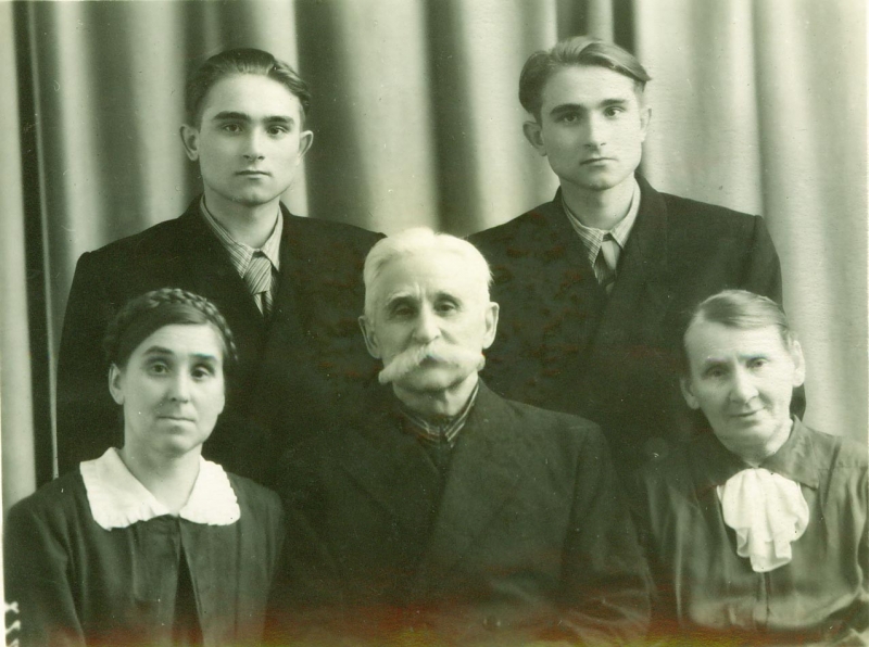 Вализер Генрих Вализер Артур Вализер Ирма(мама близнецов) и ее родители